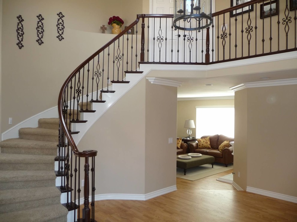 Idées déco pour un escalier courbe classique de taille moyenne avec des marches en bois, des contremarches en bois et éclairage.