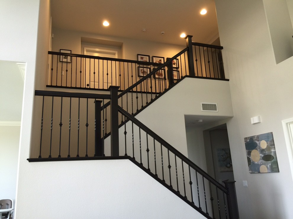 Источник вдохновения для домашнего уюта: п-образная лестница среднего размера в стиле модернизм