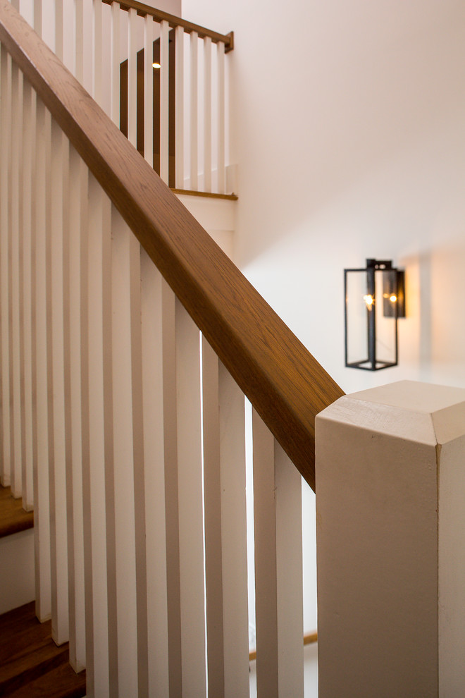 Foto di una scala a "L" minimalista di medie dimensioni con pedata in legno e alzata in legno
