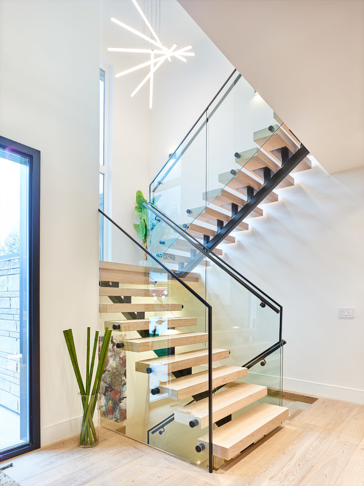 Schwebende, Große Moderne Treppe mit offenen Setzstufen in Vancouver