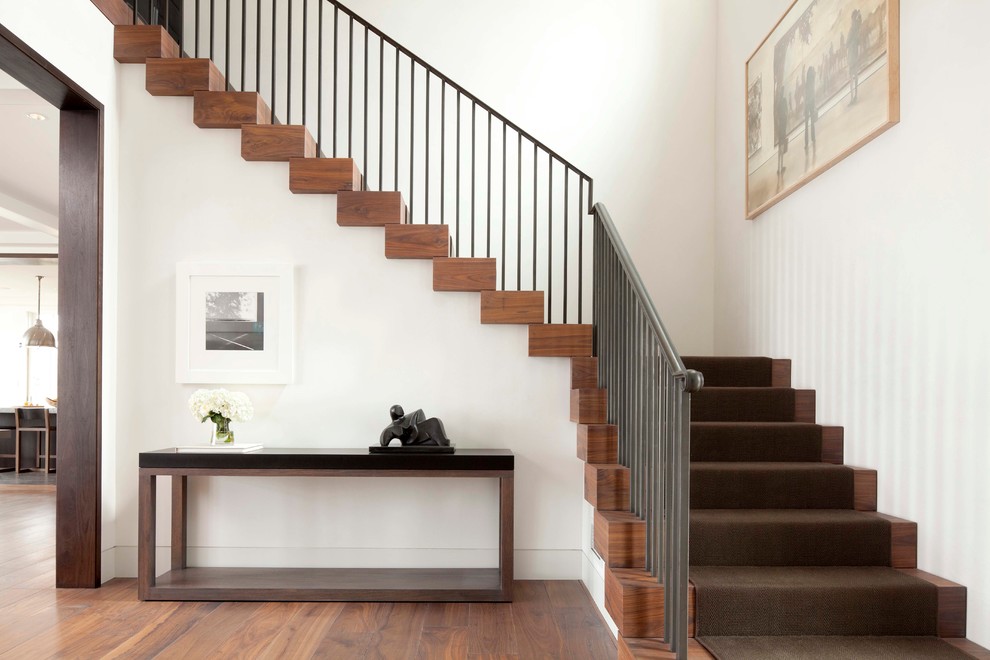 Идея дизайна: лестница в современном стиле с деревянными ступенями и металлическими перилами