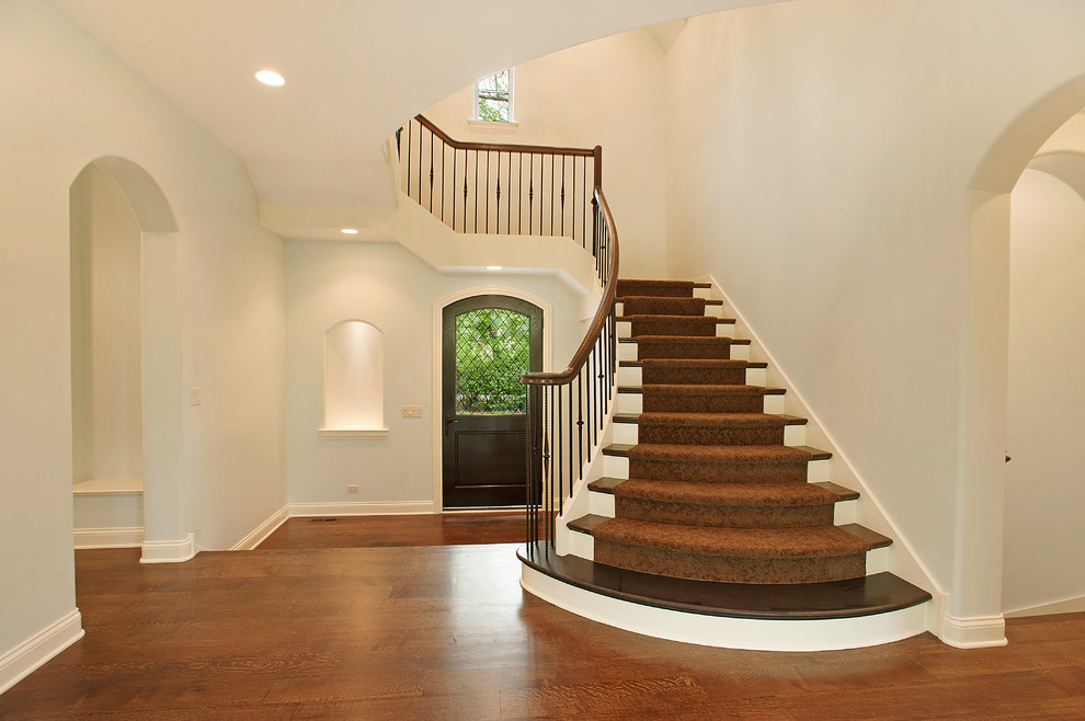 Gewendelte, Große Klassische Treppe mit Teppich-Treppenstufen und Holz-Setzstufen in Chicago