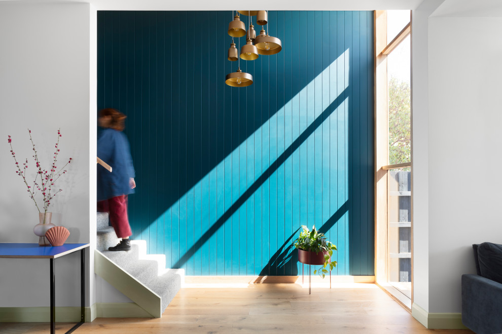 На фото: лестница в скандинавском стиле с ступенями с ковровым покрытием и панелями на части стены