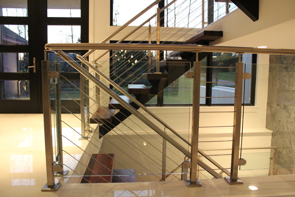 Moderne Treppe in Cleveland