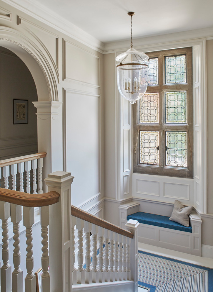 Пример оригинального дизайна: п-образная лестница в классическом стиле с деревянными перилами