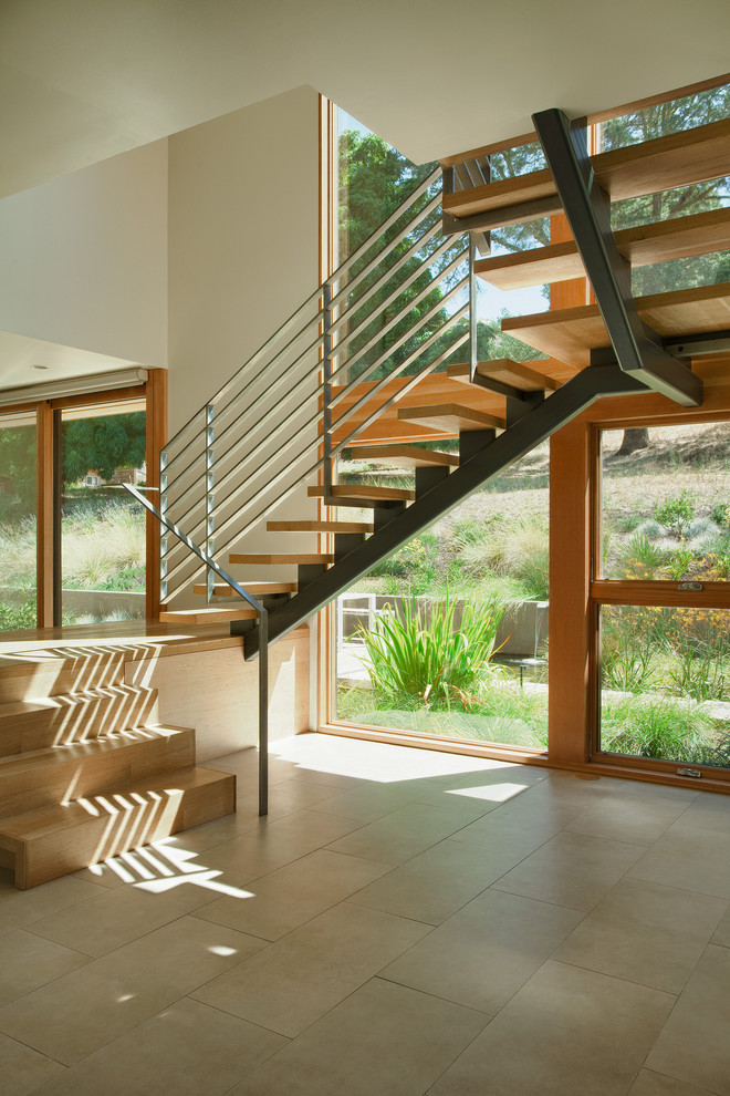 Стильный дизайн: угловая лестница среднего размера в стиле модернизм с деревянными ступенями без подступенок - последний тренд