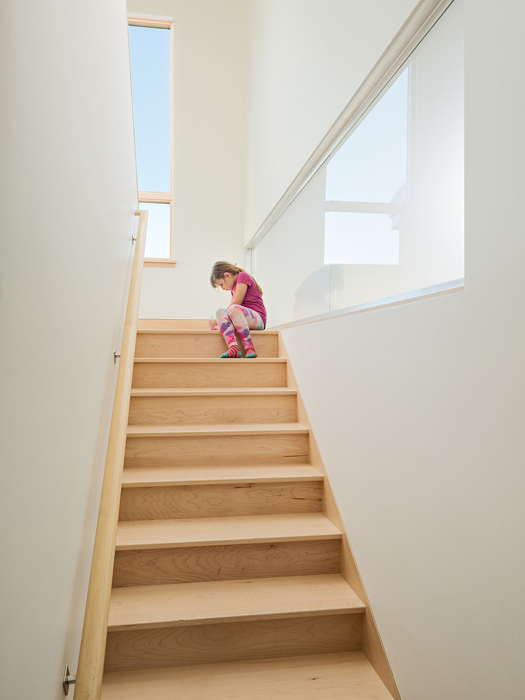 Идея дизайна: п-образная деревянная лестница в стиле модернизм с деревянными ступенями