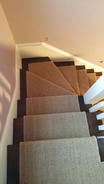Mittelgroßes Uriges Treppengeländer Holz in U-Form mit Teppich-Treppenstufen und Teppich-Setzstufen in London