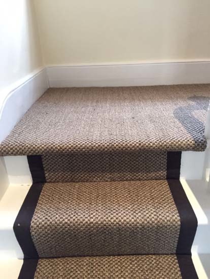 ロンドンにある中くらいなトランジショナルスタイルのおしゃれな折り返し階段 (カーペット張りの蹴込み板) の写真
