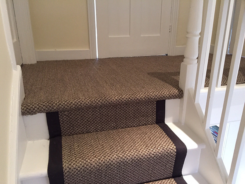 ロンドンにある中くらいなトランジショナルスタイルのおしゃれな折り返し階段 (カーペット張りの蹴込み板) の写真