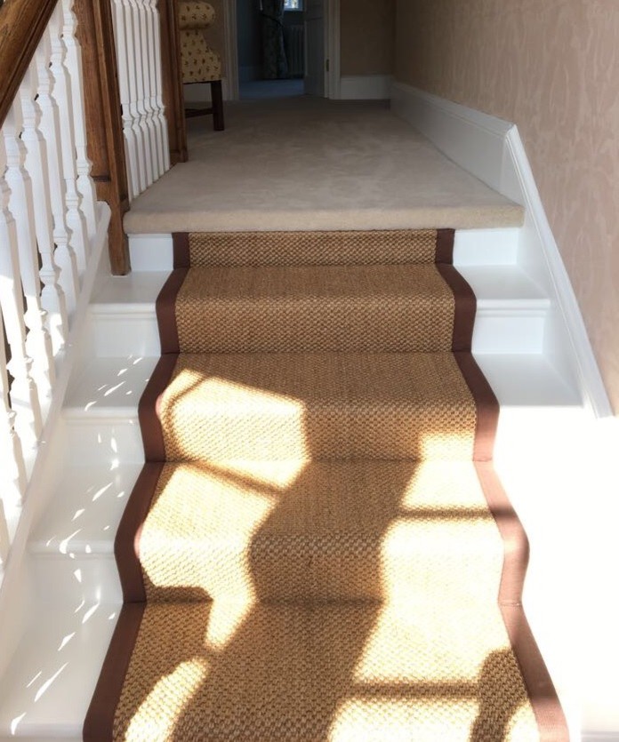 バークシャーにある高級な巨大なヴィクトリアン調のおしゃれな折り返し階段 (木の蹴込み板、木材の手すり) の写真