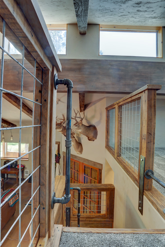 Imagen de escalera en L rural pequeña con escalones de madera, contrahuellas de metal y barandilla de metal