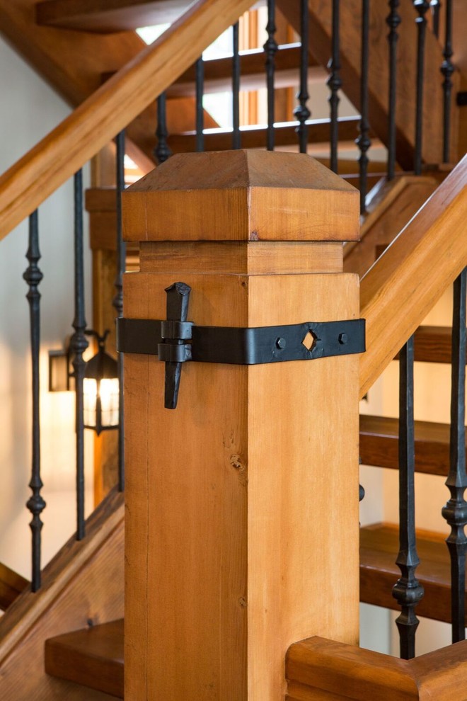 Idées déco pour un grand escalier courbe craftsman avec des marches en bois et des contremarches en bois.
