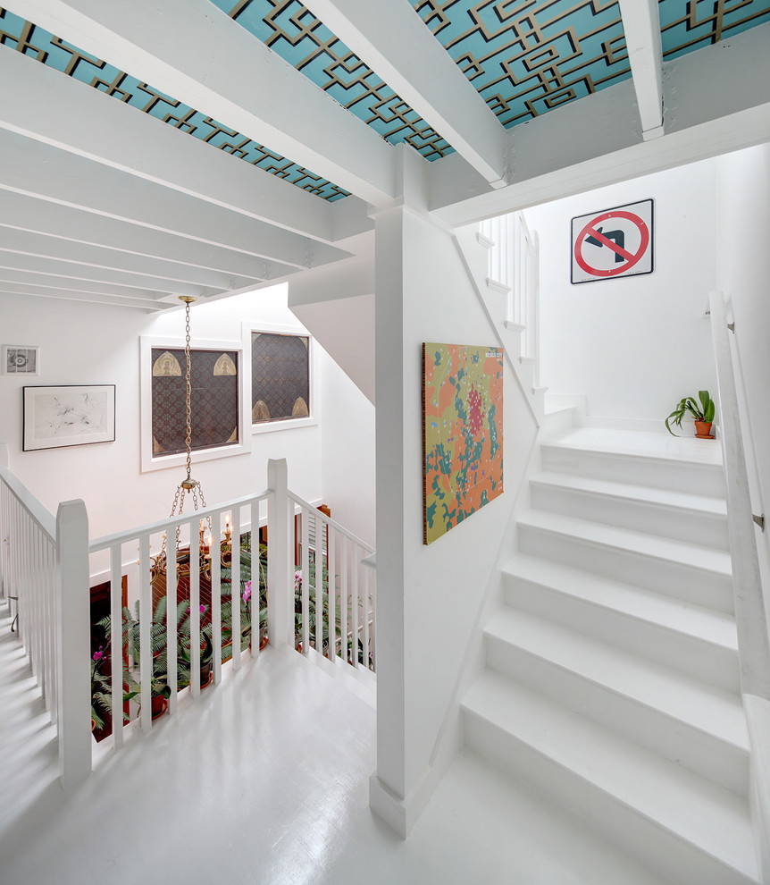 Cette photo montre un petit escalier peint éclectique en L avec des marches en bois peint.