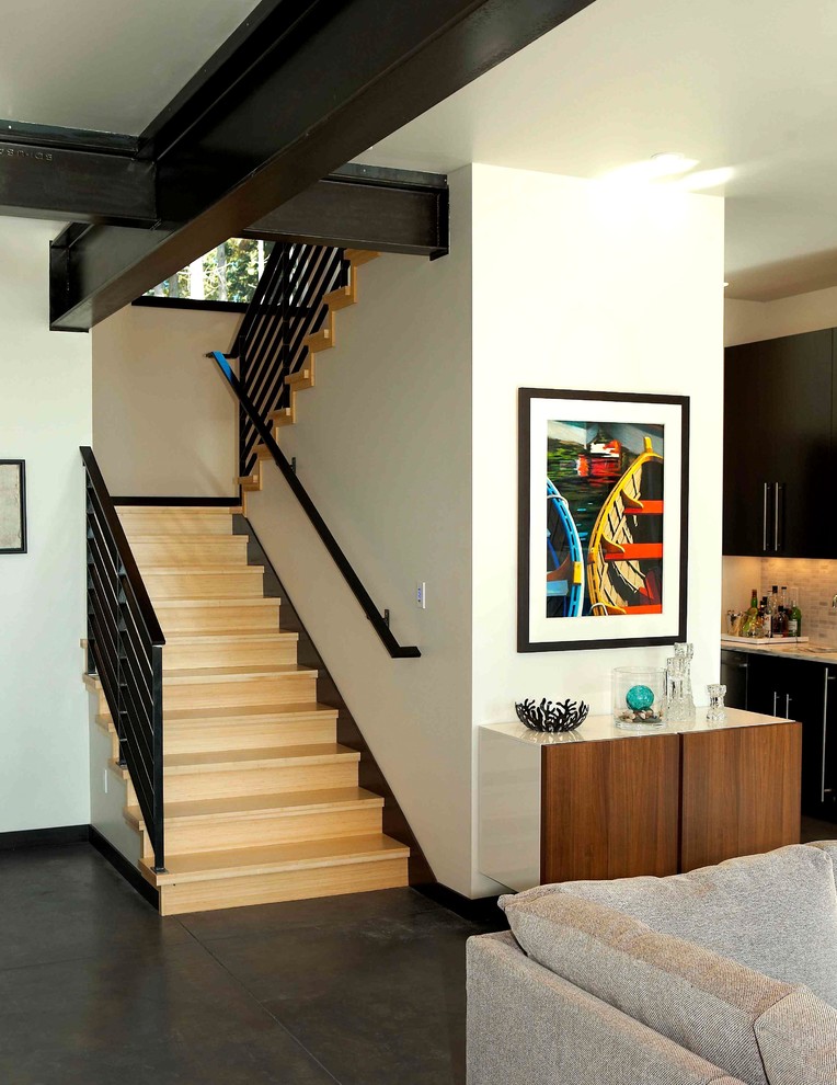 Лестница в гостиной. Гостиная интерьер с лестницей. Интерьер гостиной с лесининицей. Комната с лестницей на второй. Комната с лестницей на второй.