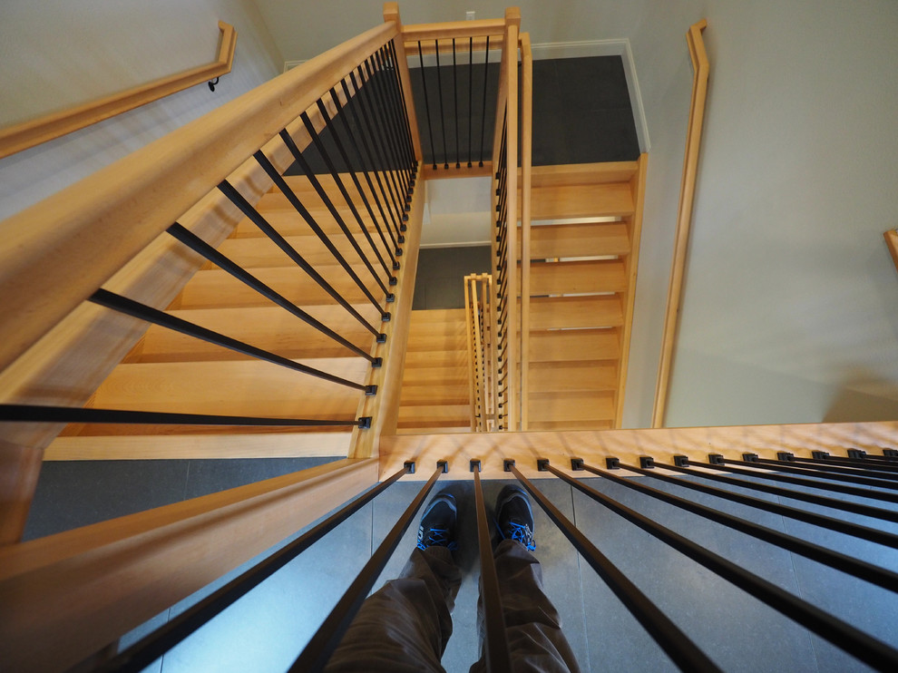 Пример оригинального дизайна: большая п-образная лестница в современном стиле с деревянными ступенями без подступенок