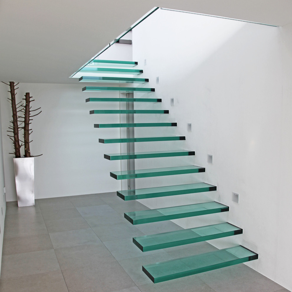 Modelo de escalera recta actual sin contrahuella con escalones de vidrio