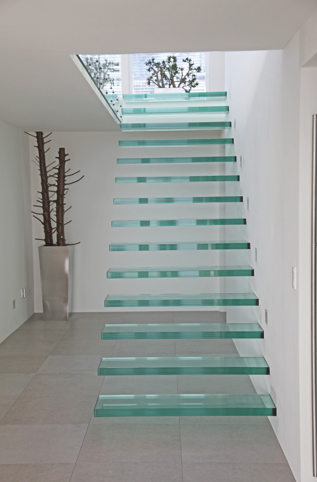 Gerade Moderne Glastreppe mit offenen Setzstufen in Esbjerg