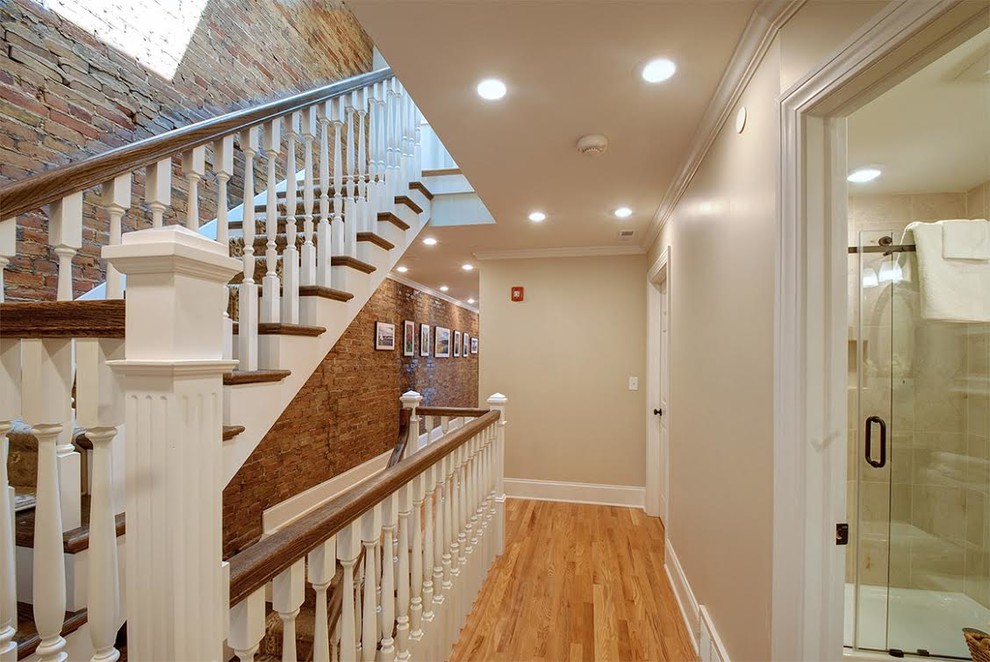 Пример оригинального дизайна: угловая лестница среднего размера в стиле рустика с деревянными ступенями и крашенными деревянными подступенками