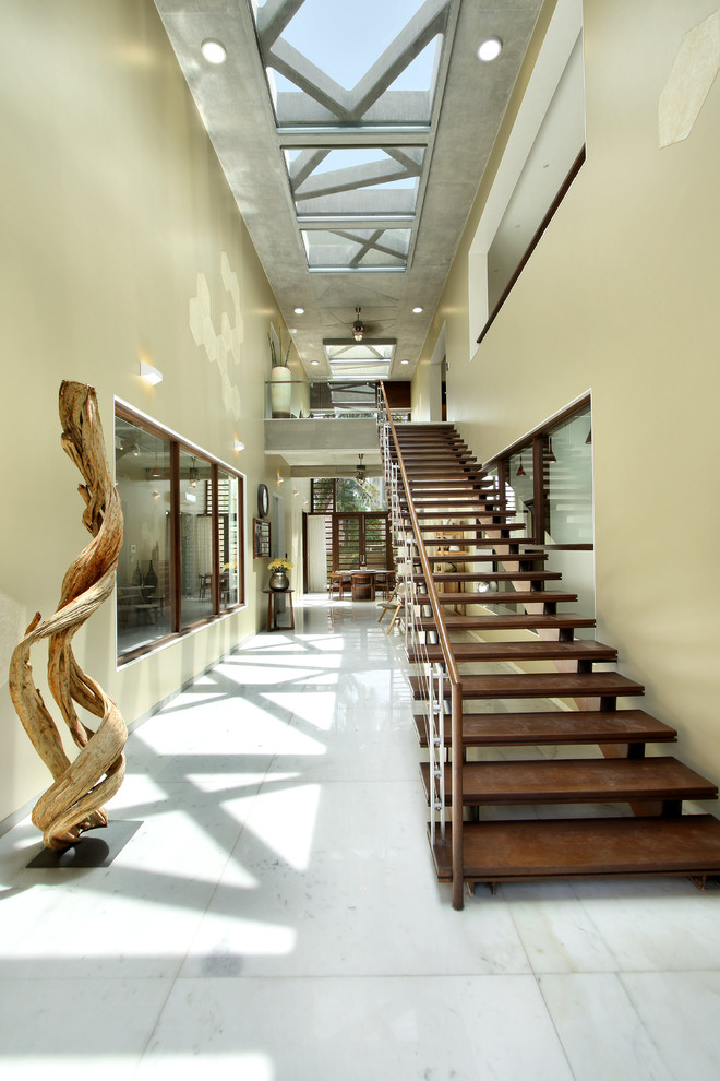 Modelo de escalera recta actual con escalones de madera y contrahuellas de madera