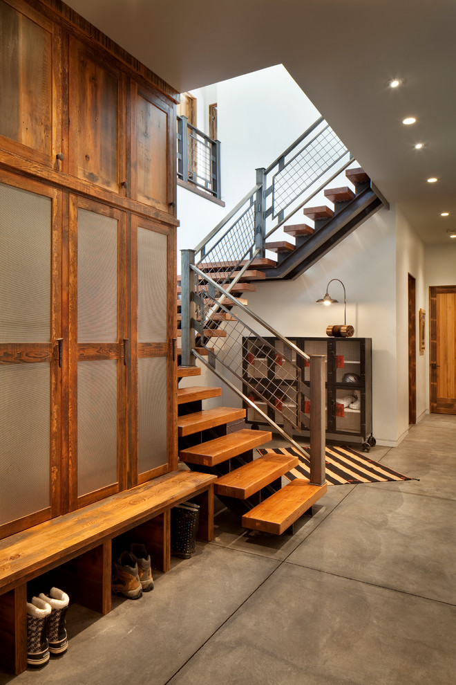 Imagen de escalera rústica sin contrahuella con escalones de madera