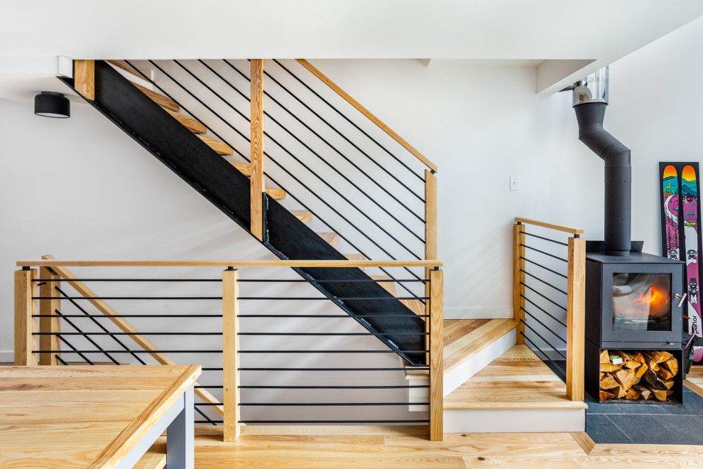 Diseño de escalera suspendida rural sin contrahuella con escalones de madera y barandilla de varios materiales