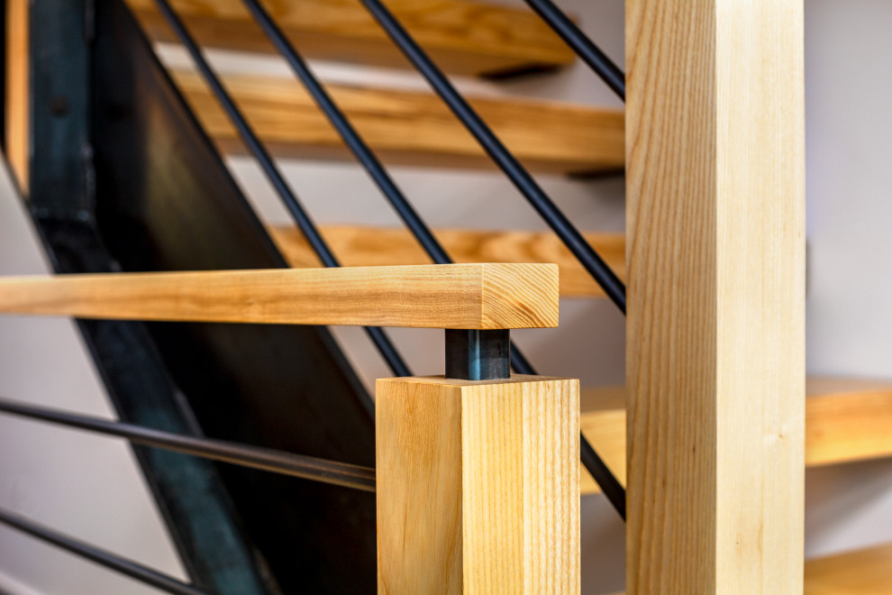 Modelo de escalera suspendida rústica sin contrahuella con escalones de madera y barandilla de varios materiales