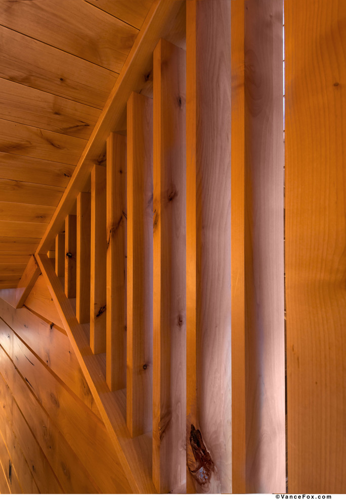 Immagine di una scala a "U" moderna di medie dimensioni con pedata in legno e alzata in legno