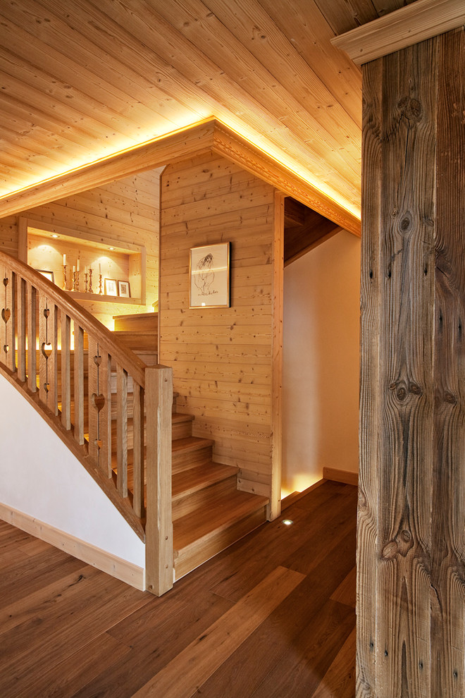 Идея дизайна: деревянная лестница в стиле рустика с деревянными ступенями