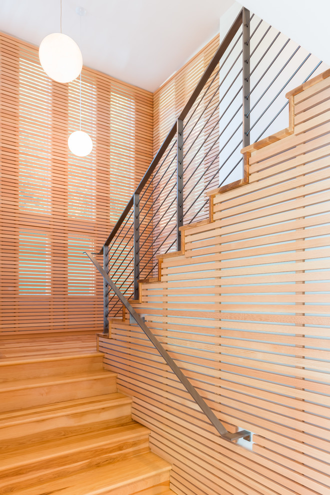 Cette image montre un escalier design en L avec des marches en bois, des contremarches en bois et palier.