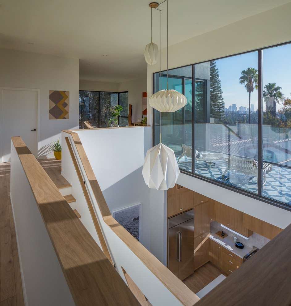 Gerade, Mittelgroße Moderne Holztreppe mit gebeizten Holz-Setzstufen und Mix-Geländer in Los Angeles