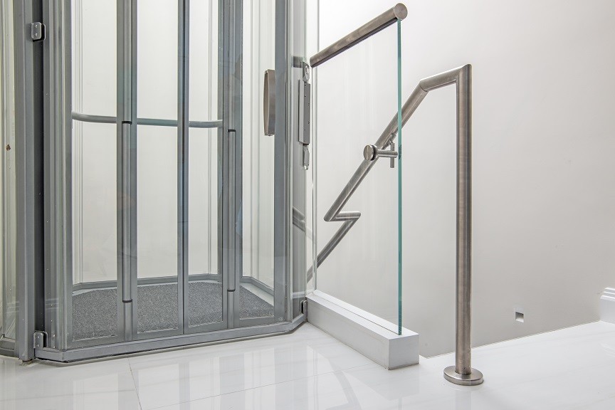 Cette image montre un escalier sans contremarche droit minimaliste de taille moyenne avec des marches en bois et un garde-corps en verre.