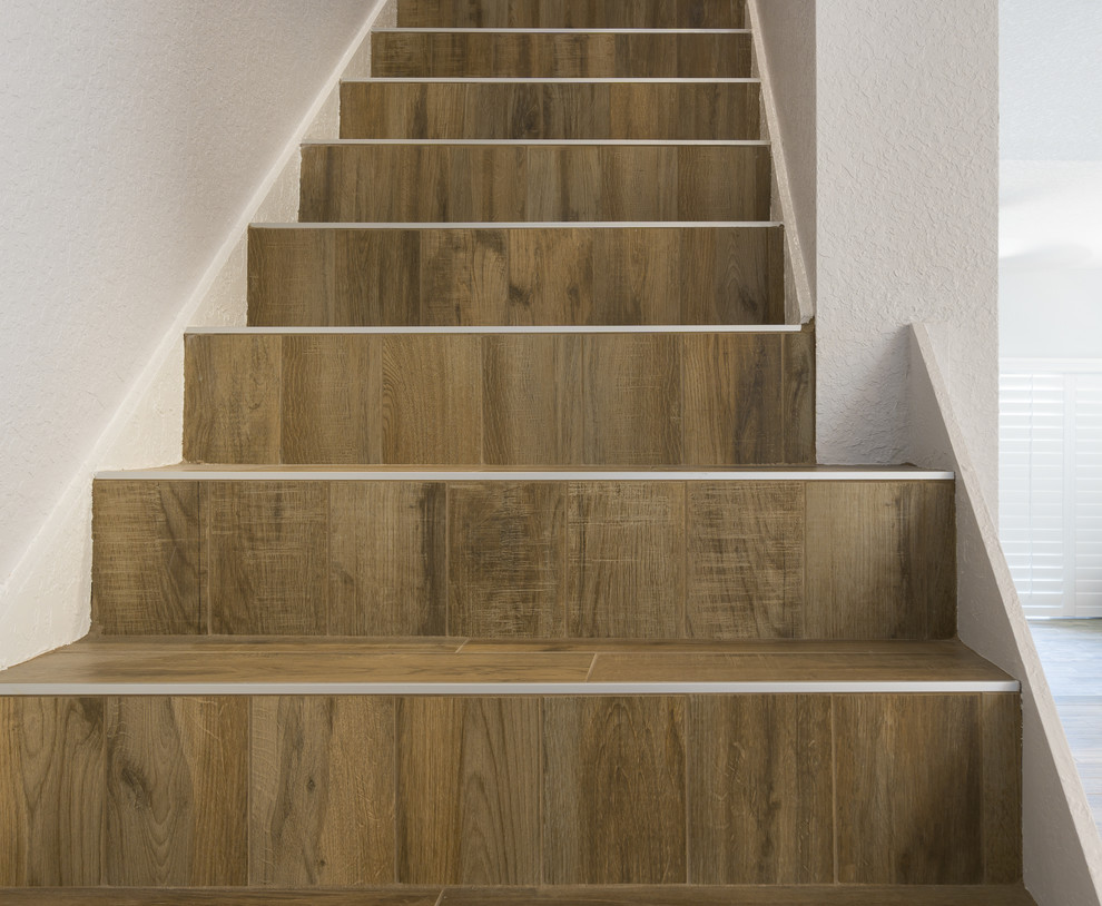Пример оригинального дизайна: прямая лестница среднего размера в стиле модернизм с ступенями из плитки и подступенками из плитки