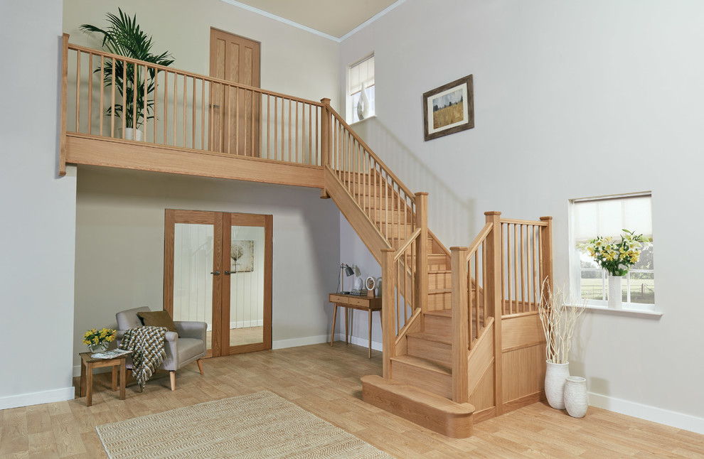 Imagen de escalera en U contemporánea grande con escalones de madera, contrahuellas de madera y barandilla de madera