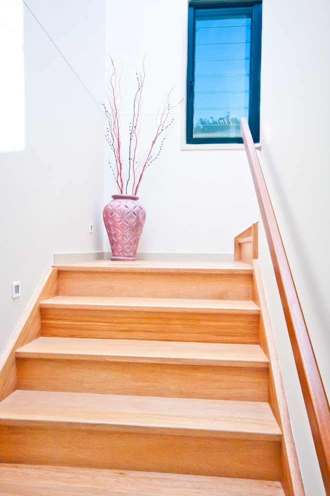 サンシャインコーストにある中くらいなコンテンポラリースタイルのおしゃれな折り返し階段 (木の蹴込み板) の写真
