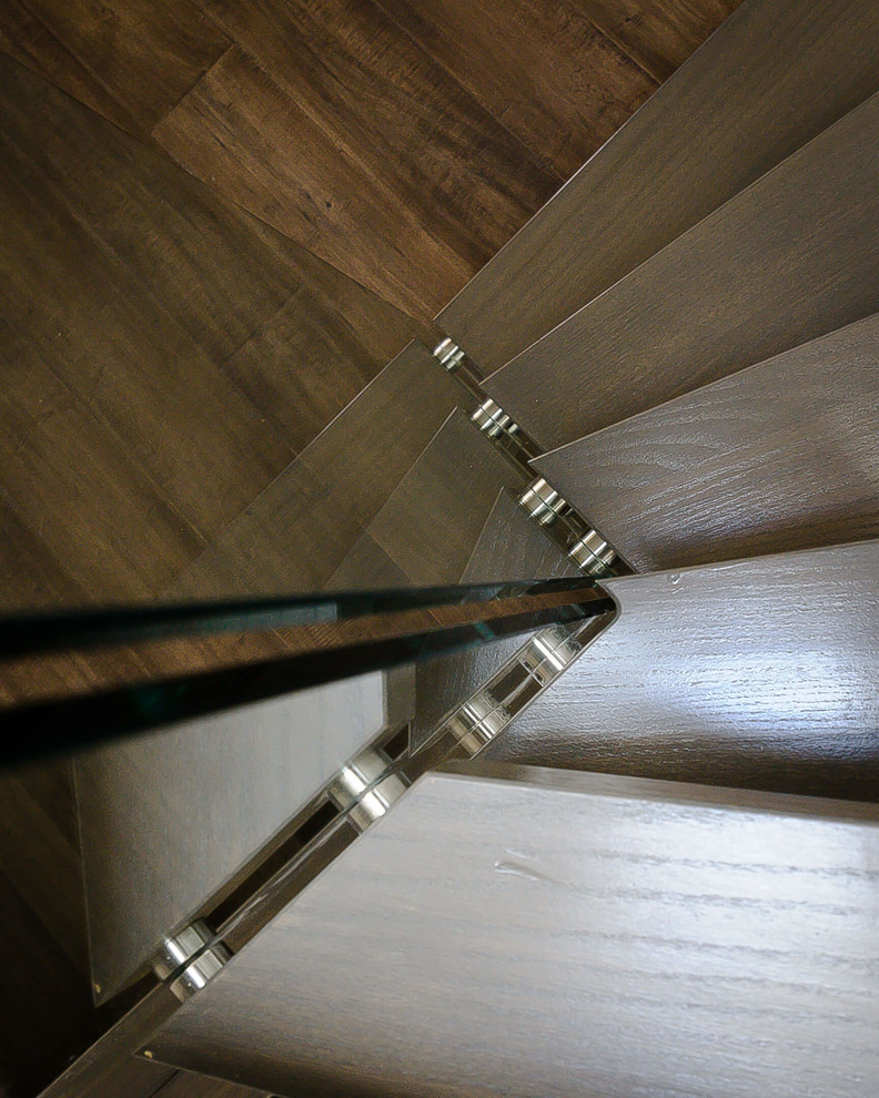 Идея дизайна: лестница на больцах, среднего размера в стиле модернизм с деревянными ступенями и металлическими перилами без подступенок