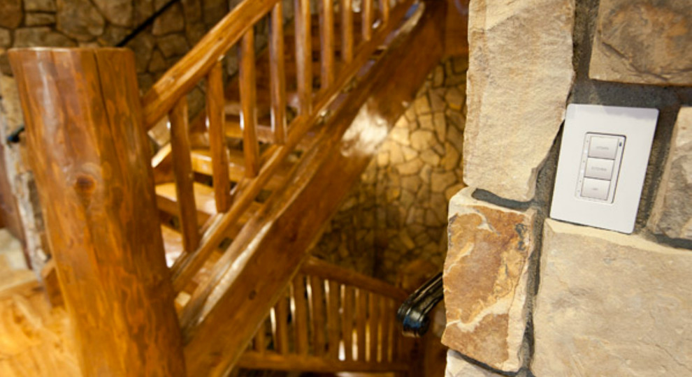 Inspiration pour un escalier chalet en L de taille moyenne avec des marches en bois et des contremarches en bois.