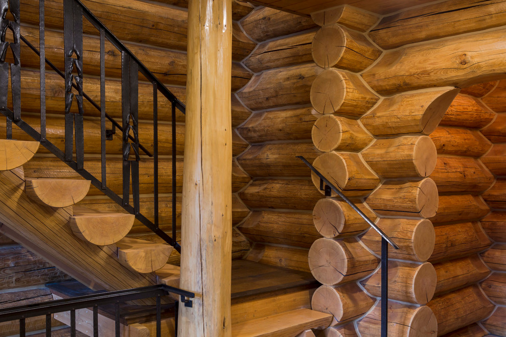 Diseño de escalera en U de estilo americano de tamaño medio con escalones de madera y contrahuellas de madera