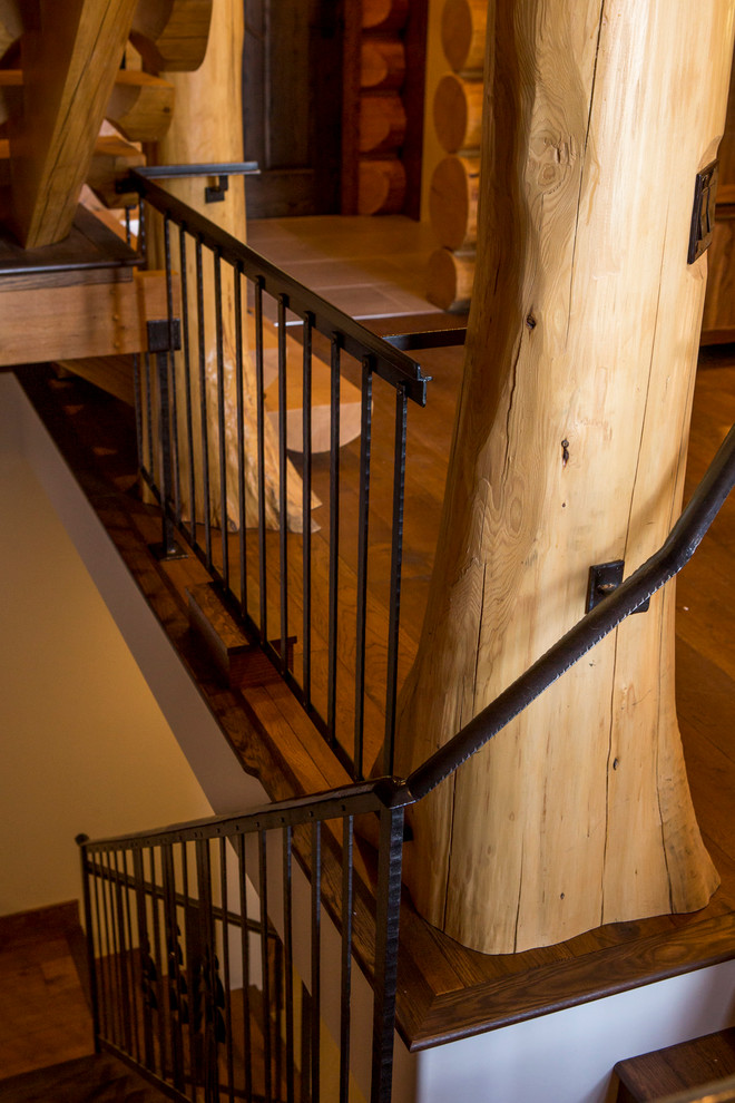 Esempio di una scala a "L" stile americano di medie dimensioni con pedata in legno e alzata in legno