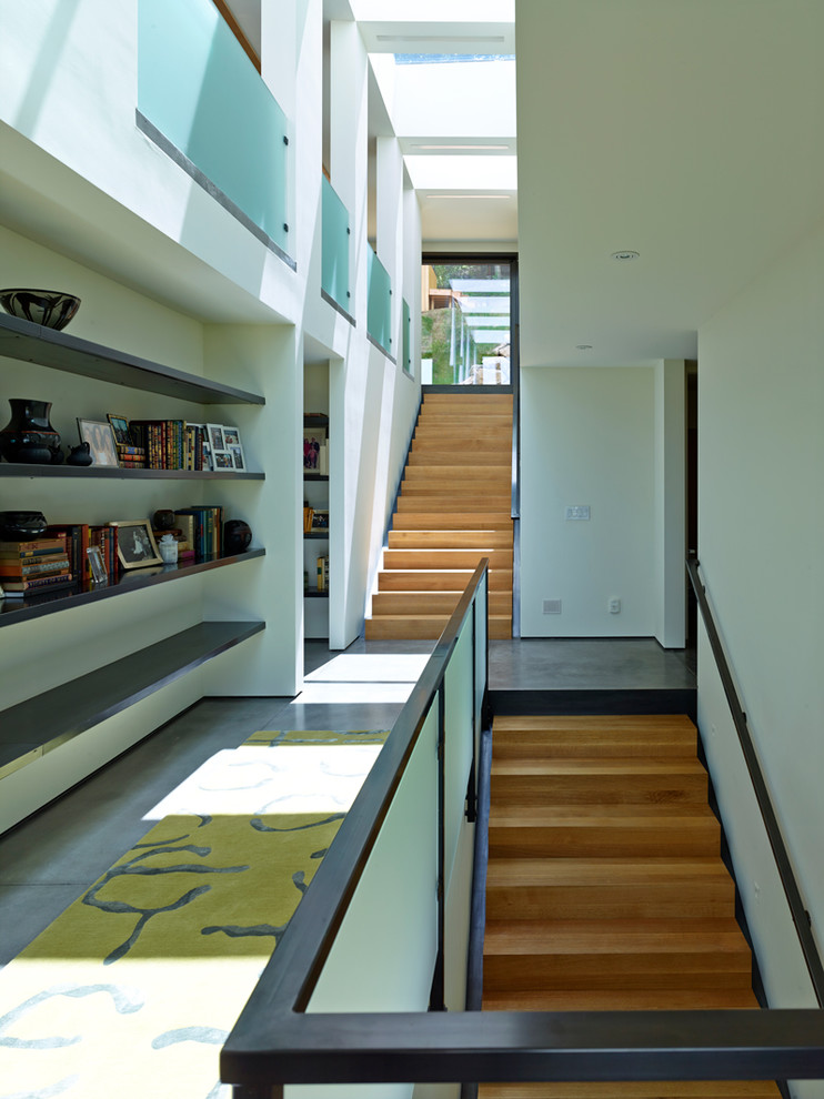 Imagen de escalera recta contemporánea grande con escalones de madera, contrahuellas de madera y barandilla de vidrio