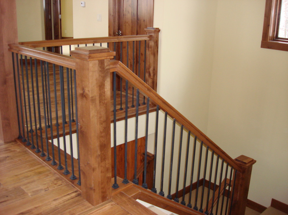 Foto de escalera rústica grande con escalones enmoquetados y contrahuellas enmoquetadas
