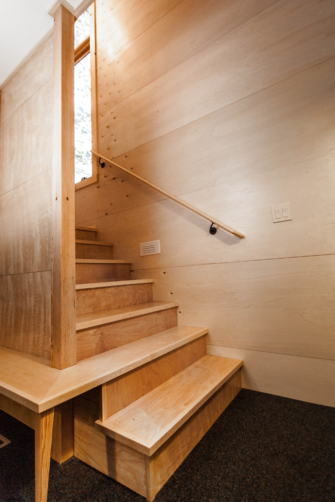 Exemple d'un escalier montagne avec des marches en bois et des contremarches en bois.