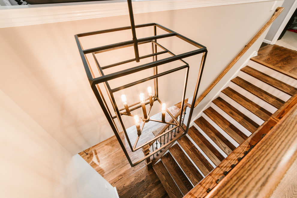 Свежая идея для дизайна: прямая лестница среднего размера в стиле лофт с деревянными ступенями, крашенными деревянными подступенками и деревянными перилами - отличное фото интерьера