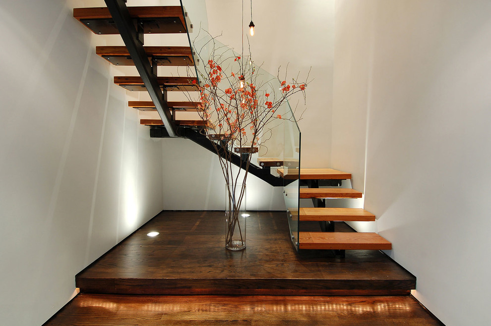 Источник вдохновения для домашнего уюта: большая п-образная лестница в стиле лофт с деревянными ступенями и стеклянными перилами без подступенок