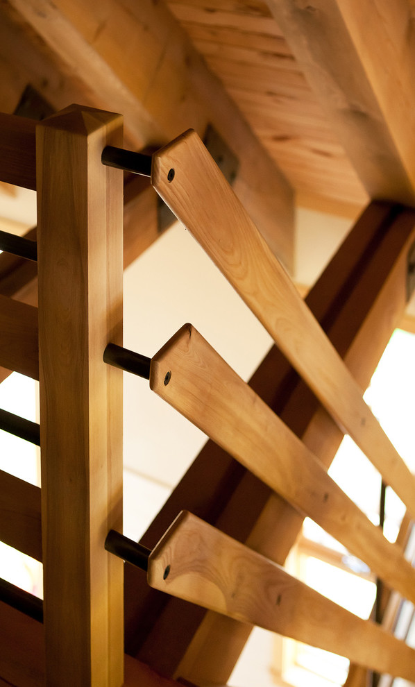 Diseño de escalera recta de estilo de casa de campo con escalones de madera, contrahuellas de madera y barandilla de madera