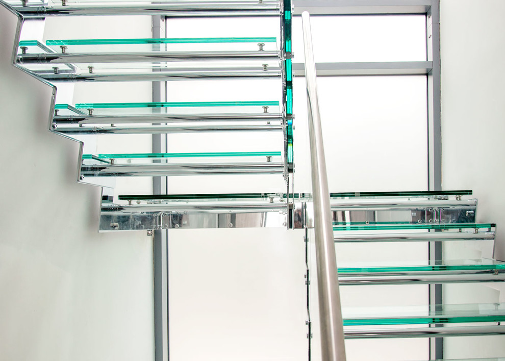 Inspiration för mellanstora moderna raka trappor i glas, med sättsteg i metall och räcke i flera material
