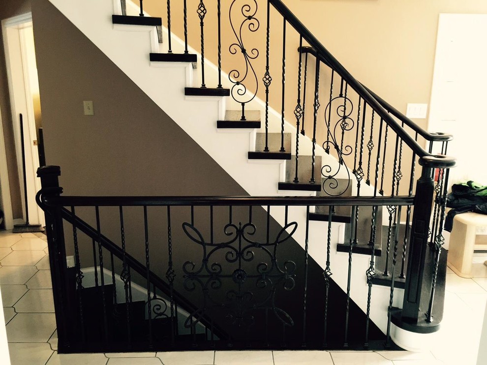 Cette photo montre un grand escalier peint droit chic avec des marches en bois peint et un garde-corps en matériaux mixtes.