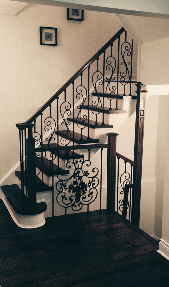 Idées déco pour un escalier peint droit moderne de taille moyenne avec des marches en bois peint et un garde-corps en matériaux mixtes.