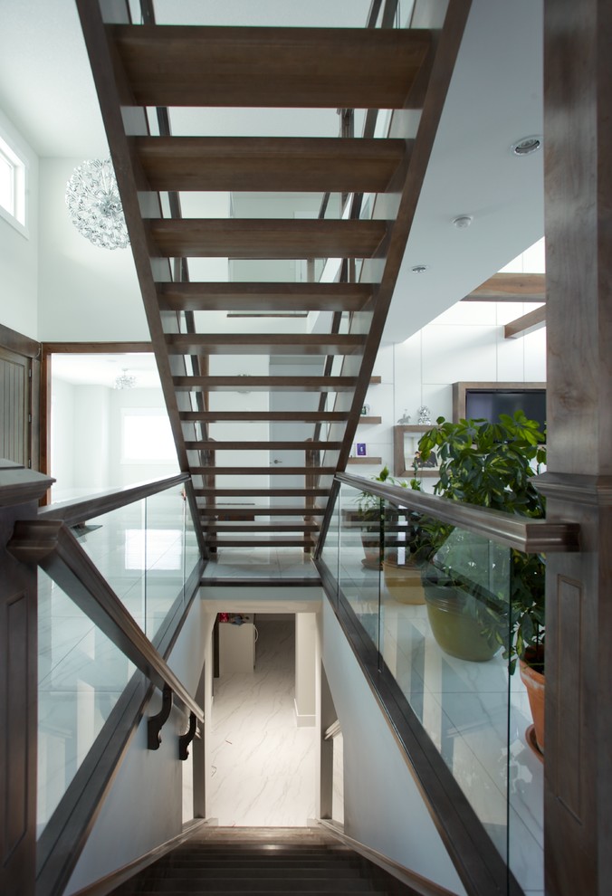 Gerade Moderne Holztreppe mit offenen Setzstufen in Edmonton