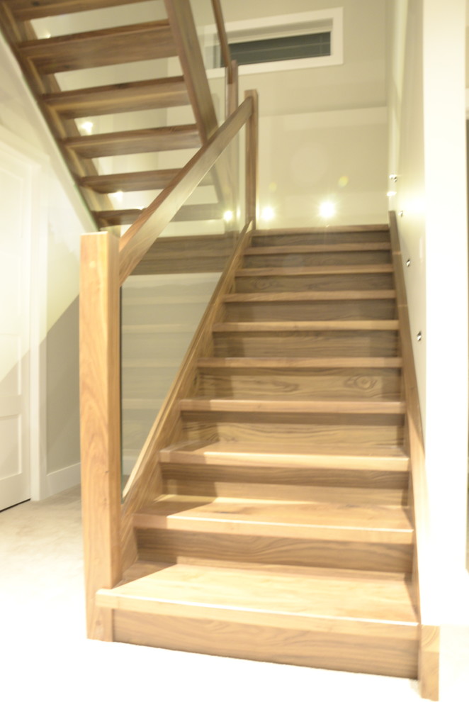 Aménagement d'un escalier sans contremarche moderne en L de taille moyenne avec des marches en bois et un garde-corps en verre.